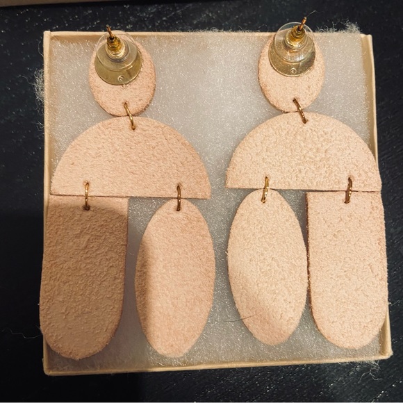 ⭐️ NWOT ⭐️ Rose & Royce • Hand-painted leather earrings - Picture 4 of 5